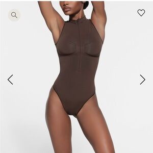 SEAMLESS SCULPT ZIP FRONT SLEEVELESS THONG BODYSUIT in ESPRESSO / M